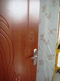 图3：恶警踹卧室门的脚印二十多天后仍清晰可见