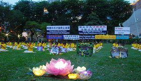 Ɖ，新加坡法轮功学员在芳林公园烛光悼念被中共迫害致死的大陆<span class='voca' kid='59'>同修</span>'