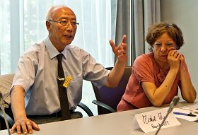 资深媒体人吴葆璋先生（左）和"为人权而行动"协会主席兰贝蒂女士（右）
