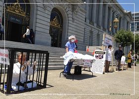 &#039旧金山法轮功学员在市政府前举办真人演示的"反酷刑展"，揭露迫害，呼吁制止迫害。&#039