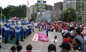 图2：由法轮功学员组成的天国乐团在表演，和民众同庆加拿大国庆
