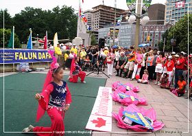 图3：大法小弟子表演舞蹈，，和民众同庆加拿大国庆