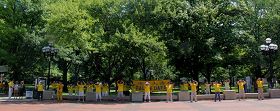 '部分密西根州的法轮功学员们在安娜堡校区中心广场上集体炼功'