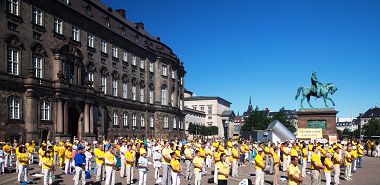 图1：欧洲法轮功学员在丹麦首都哥本哈根的国会广场集体炼功。
