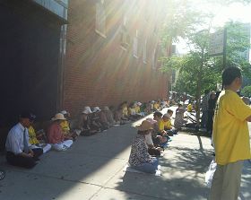 图1-3：反迫害十四周年，芝加哥学员中领馆前集会呼吁制止迫害。