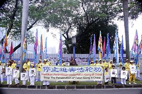 '印尼法轮功学员在中共使馆前集会'