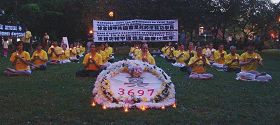 '图2：蒙特利尔法轮功学员聚集在拉方丹（LaFontaine）公园举行烛光悼念活动'