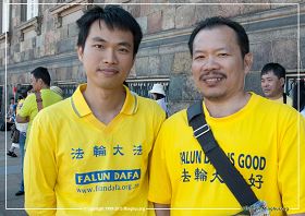 '图4：越南裔学员范恩和宏科参加哥本哈根的法轮功游行'