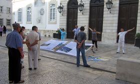 Coimbra的民众在看学员演示功法和真相展板