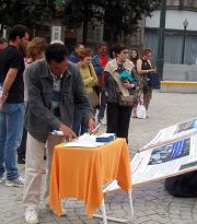 Porto的民众在市政府广场前看真相展板，签名反对活摘器官