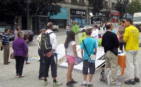 Porto的民众在看真相展板，签名反对活摘器官