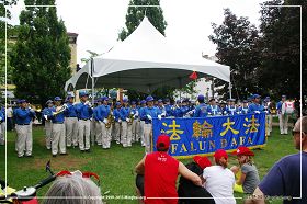 图2：多伦多天国乐团参加尼亚加拉瀑布国庆游行终点表演