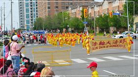 图4：多伦多腰鼓队参加大多伦多士嘉堡市国庆游行