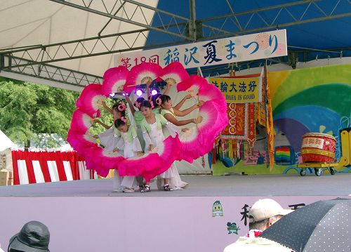 图3：学员们在第十八届稻泽夏季活动节市民舞台上表演扇子舞