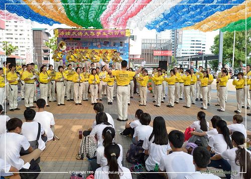 '图2、台湾法轮大法大专学生研习营的户外音乐会'
