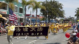 加州圣地亚哥法轮功学员的游行队伍