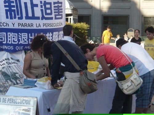 '西班牙奥维多市民签字谴责中共活摘法轮功学员器官暴行'