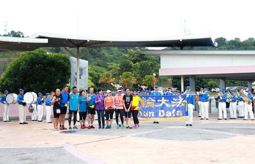'马拉松参与者在活动后纷纷与天国乐团和乐团负责人苏女士（右五）合照'