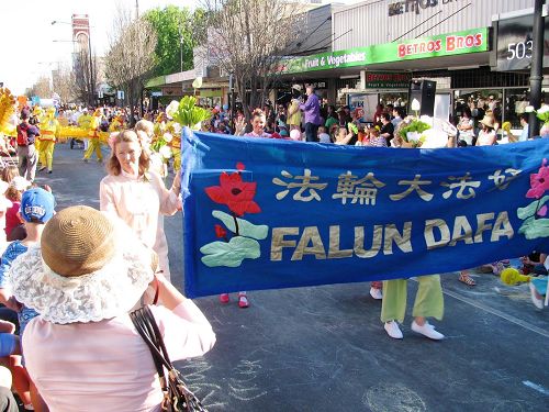 法轮功学员参加花节大游行