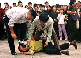 美联社图片：警察在殴打到天安门为法轮功和平请愿的法轮功学员