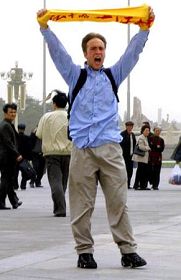 美联社：美国公民在天安门广场上进行支持法轮功的示威后被捕