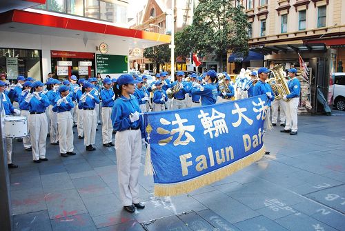 '悉尼天国乐团在中国城表演'