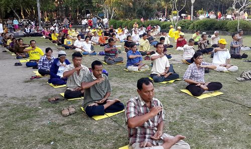 '法轮功学员在印尼巴厘岛登巴萨市Pupudan Badung公园集体炼功'