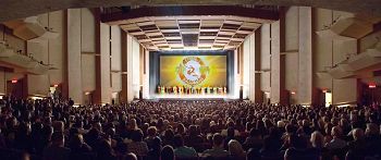 一月十四日晚，神韵国际艺术团在加州首府沙加缅度社区中心剧院的首场演出爆满的盛况。