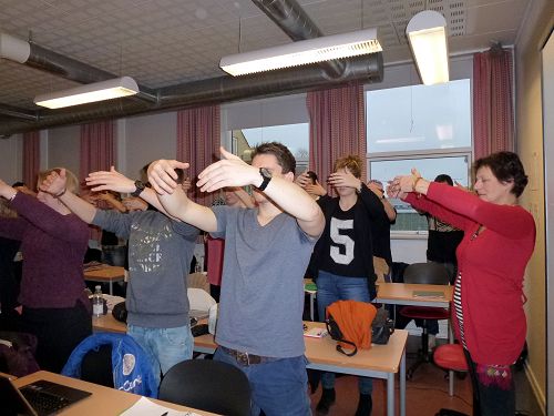 图：丹麦在丝绸堡一所高中介绍法轮功。图为学生们正在学炼法轮功的功法。