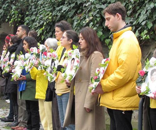 '法轮功学员在伊斯坦布尔中领馆前悼念被中共迫害致死的大陆同修'