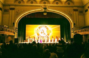 二零一四年一月十六日至十九日，神韵巡回艺术团在美国马里兰州巴尔的摩市的里瑞克歌剧院莫德尔表演艺术中心（Modell