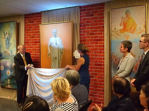图一：艺术家张昆仑教授和议员欧文•考特勒的特别助理蒂娜•杜萨隆女士为“真善忍美展”揭幕