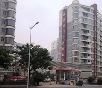 康馨花园大门东侧临街小高层即为16号楼，2单元601室是郭秀红住所。