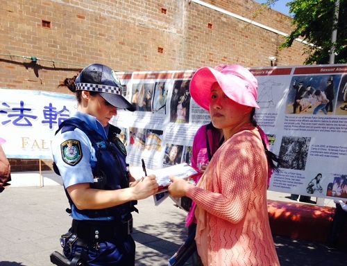 图5：警察女士签名制止活摘支持真相长城活动