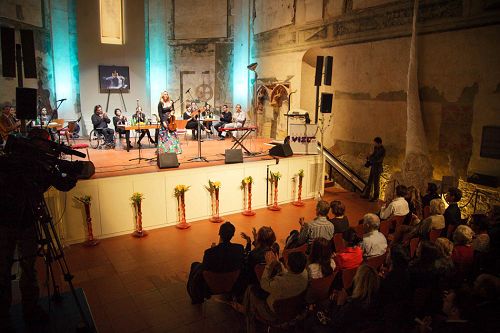 图1-8：捷克多位著名艺术家在首都布拉格的圣安娜教堂举行音乐会，声援法轮功反迫害