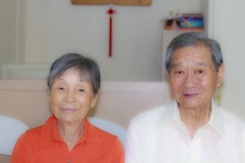今年已是八十四岁高龄的尤景山夫妇，四年前开始修炼法轮功，身心变化很大。