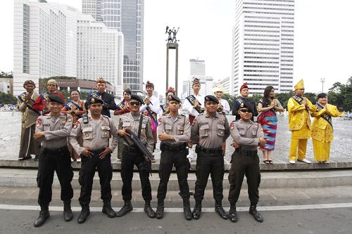 一些警察主动与穿着印尼民族服装的法轮功学员合照