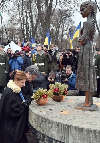 二零一四年十一月二十二日，乌克兰总统波罗申科偕夫人跪祭在苏联共产党制造的“大饥荒”中所死去的数百万国人。这是乌克兰第一次以国家的名义公开反思共产党制造的悲剧，波罗申科总统表示共产党现已被扔进“历史的垃圾堆”