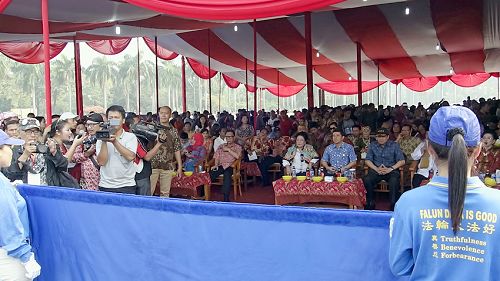印尼民间文化游行的嘉宾聆听法轮功天国乐团演奏乐曲《法轮大法好》