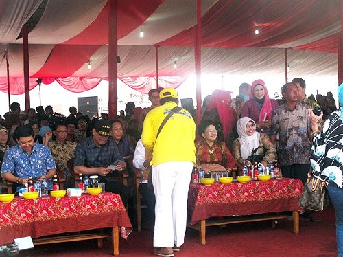 参加印尼民间文化游行的两位国务部长（左）阅读法轮功传单