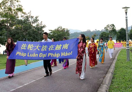 图4：远道而来的越南法轮功学员，穿着亮丽的传统服饰参加游行。