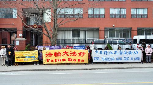 李喆和部分当地法轮功学员一起，要求释放李晓波，停止迫害