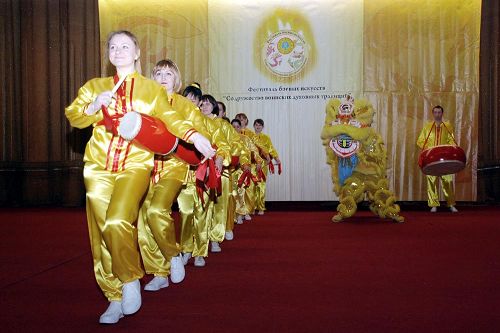 法轮功学员们还带来了中国传统的舞狮和腰鼓表演