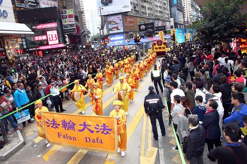 2014-12-8-minghui-hongkong-parade-14--ss.jpg