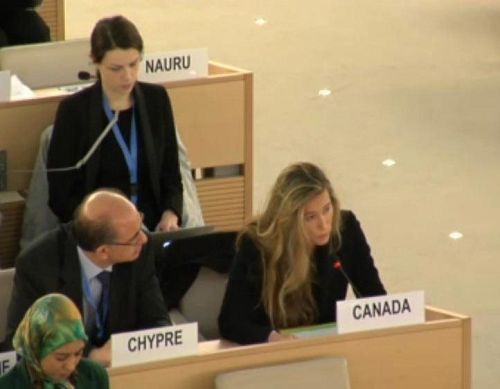 '联合国人权委员会加拿大代表罗里女士（右）表示，继续关注中国法轮功学员受迫害情况及器官移植问题。'