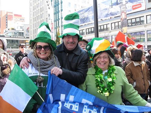 '愛爾蘭族裔的觀眾Noreen（右一）說：“他們（法輪功學員）把美好帶給這個世界。我支持他們！謝謝他們！””'