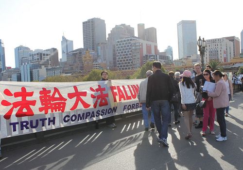 二零一四年四月二十五日，墨尔本法轮功学员在市中心王子桥的勇气长城活动吸引了遊客和市民签名支持。