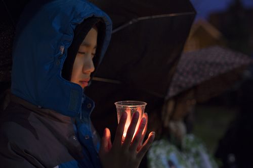 图9-10：法轮功学员在多伦多中领馆前烛光悼念被中共迫害致死的中国大陆同修