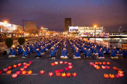 法轮功学员在纽约中领馆一侧的码头上纪念“四•二五”上访十五周年