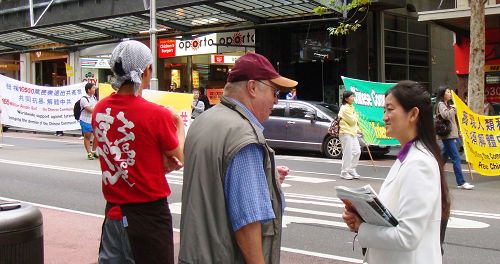 法輪功學員向悉尼市民講真相